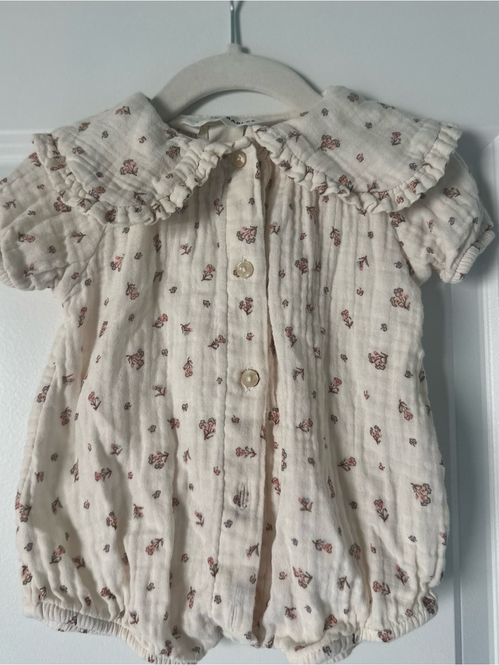 H&M Adorables Floral Baby Romper with Ruffle Collar size 1-2M